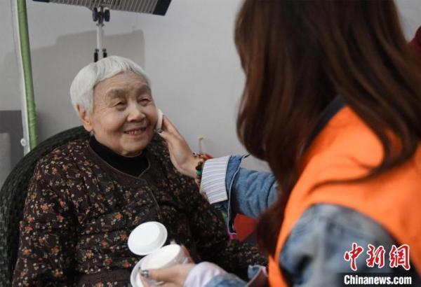 重庆大学生为老人拍摄婚纱照圆“婚纱梦”