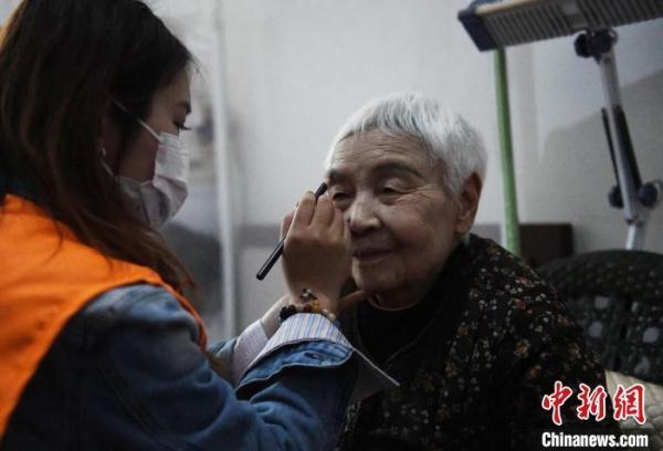 重庆大学生为老人拍摄婚纱照圆“婚纱梦”