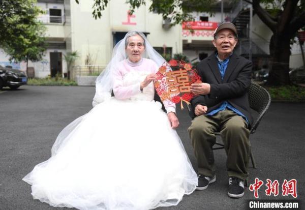 重庆大学生为老人拍摄婚纱照圆“婚纱梦”