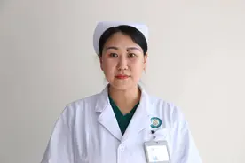 男子突发心跳骤停倒地！烟台一护士跪地按压九百余次打赢“死神”图片