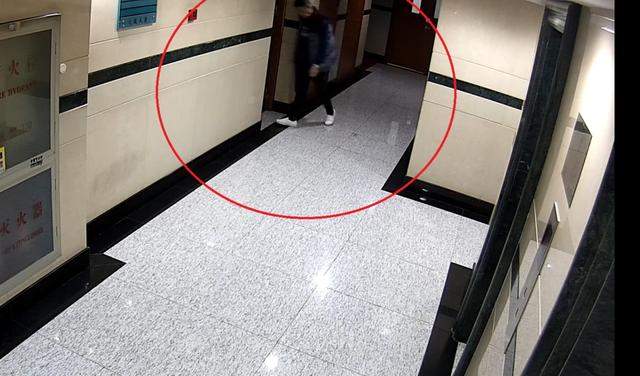 保险箱内68万现金“不撬而飞”？4小时后速破！