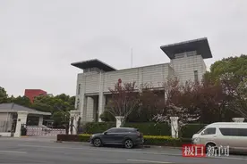 “上海老太推倒摩托车案”今日开庭，车主：老人去世很不幸，但我想要一个公平图片