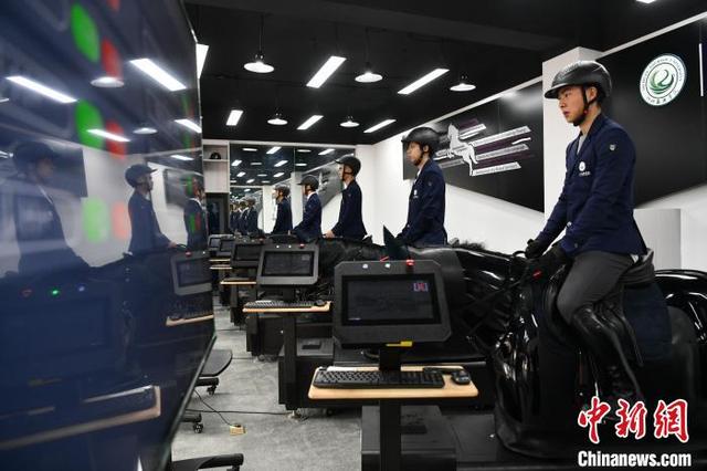 四川首个马术模拟仿真实验室投用 学生可随时“云”骑马