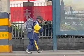 真的热爱！成都街头小男孩忘我舞蹈图片
