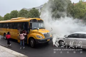 安全护出行 江夏区五里界街教育总支开展校车应急演练图片