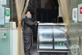 “太香了！” 男子路过辣卤店没受住诱惑 冒充“外卖骑手”取走外卖图片