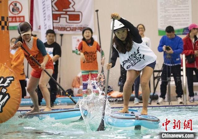 福建将乐：桨板运动达人泳池上演技巧与速度对决