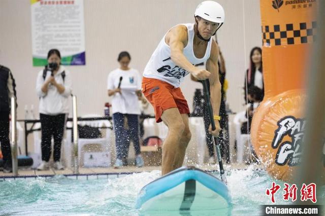 福建将乐：桨板运动达人泳池上演技巧与速度对决