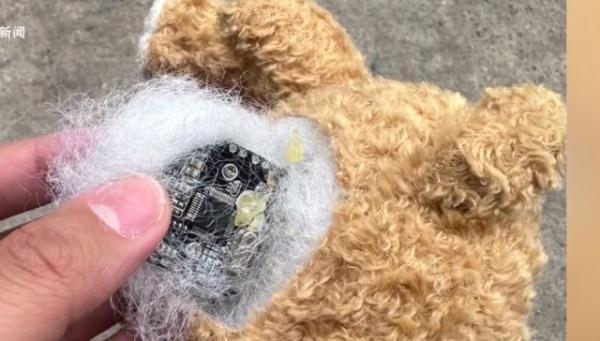 女生地摊套玩具熊，拆开发现摄像头！当事人：在卧室放了3个月