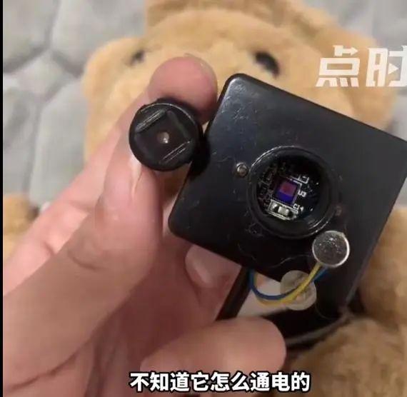 女生地摊套玩具熊，拆开发现摄像头！当事人：在卧室放了3个月