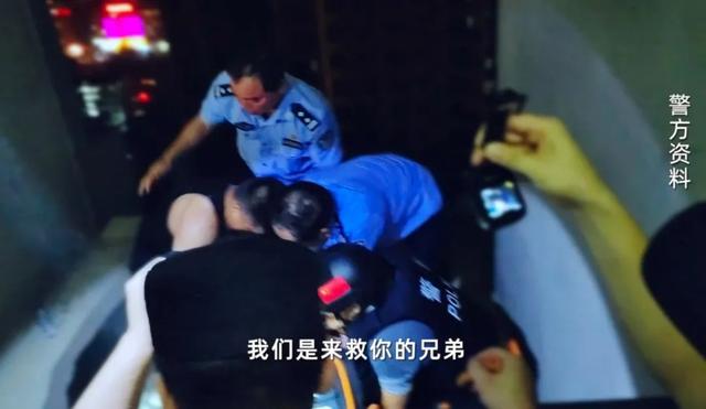 男子28楼欲轻生，民警百米高空借助仅20厘米宽架空结构梁突击救援