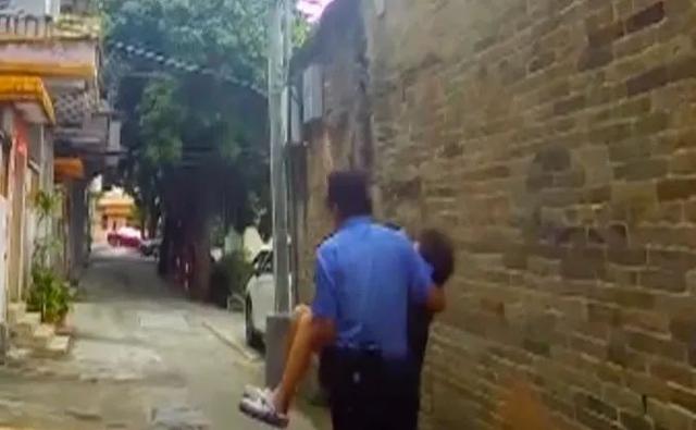 男子28楼欲轻生，民警百米高空借助仅20厘米宽架空结构梁突击救援
