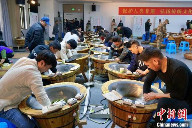 西湖龙井茶炒茶王大赛开赛 年轻人炒茶热情高