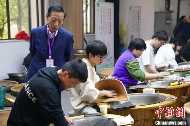西湖龙井茶炒茶王大赛开赛 年轻人炒茶热情高