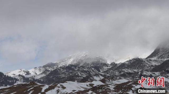 新疆天山：山顶“云暴”来袭