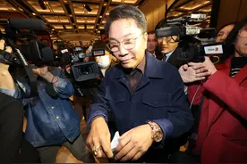 “帝王式管理”引发不满，“韩国流行音乐教父”李秀满苦涩离场图片