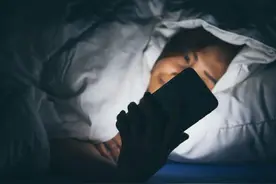 一吃完饭就犯困，是咋回事？该咋办？图片