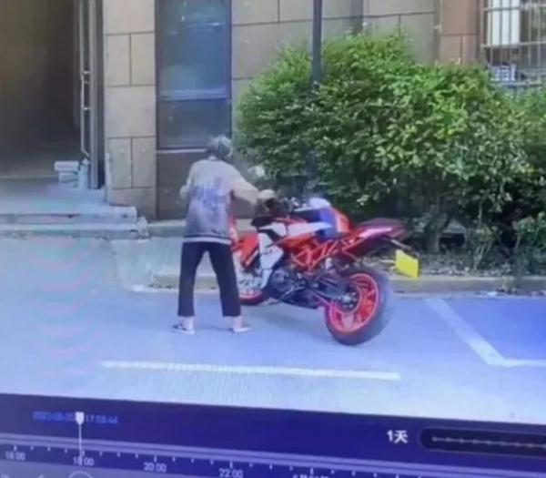 上海老太推倒摩托车后去世，车主坚持维权……有结果了！