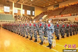 长沙航院1600余名定向军士入伍 学子三代“接力”从军图片