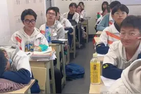 老师带全班同学鼓掌式叫醒睡着学生图片
