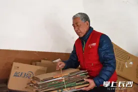 收集废品为孩子们换回5000册图书！退休教师陈小明感动无数人图片