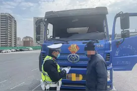 挡风玻璃破碎依旧开上了高速 交警及时劝返保安全图片