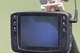 游客订婚钻戒落水 关键时刻“捞哥”出手了图片