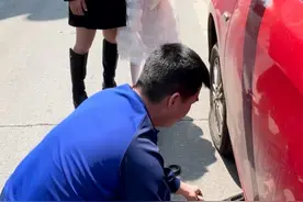 消防员休假归队途中遇小女孩递糖求助，“车坏了，能帮帮我妈妈吗”图片