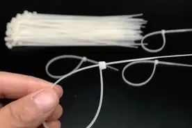 原来扎带上有一个小机关，不用剪断，一碰就能打开，可以重复使用图片
