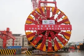 “巨牙”下井！海珠湾隧道“开路先锋号”盾构机刀盘顺利吊装下井图片