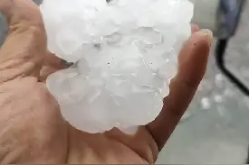 车被冰雹砸坏了，保险赔不赔？回应来了图片