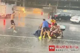 多辆车在雨中滑倒，他们一次次冲进暴雨中图片