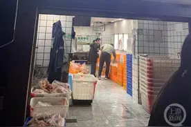 上游帮忙丨“咚、咚、咚……”居民楼里为何每天半夜传出剁肉声？图片