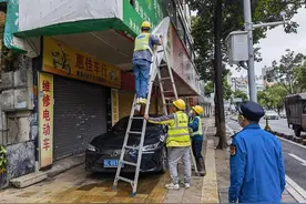 东莞莞城城管全员上阵 开展环境卫生整治行动图片