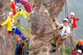 10余男女攀上细长垂直岩壁集体晃动拍视频 村民：周末天天有人爬图片