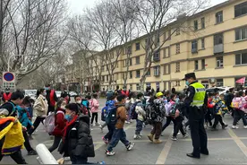 安全“云课堂”丨跟“警”脚步与安全“童”行 “警校家”联动守护上学路图片