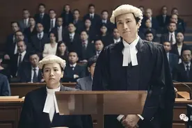 为什么电视剧里的律师老戴个假发？图片