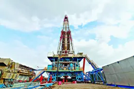 一路丰碑志向百年——写在大庆油田累计生产原油突破25亿吨之际图片