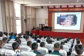 泰安市公安局交通警察支队高新区大队开展“安全与幸福携手 文明与美丽同行”交通安全知识志愿宣讲活动图片