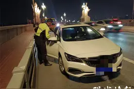 驾驶员突发心脏不适，交警备用药箱帮大忙图片