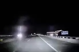 多地现不明飞行物:行车记录仪拍下闪光时黑夜变白昼 专家解释图片