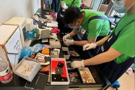 一次清理收费上万元 一些年轻人俯身做保洁图片