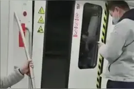 大连地铁5号线敞着门行驶！该线路刚开通12天，客服：有多少节车厢门和持续了多久，正调查图片