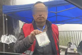 网友自驾进山赏花被拦车收费50元，当地并非景区 镇政府：系村委会收清洁费图片