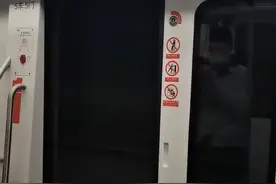 纵观天下｜大连地铁行驶中车门自动打开，官方回应：诚挚道歉，正在分析故障原因图片