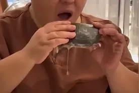 女子吃自助餐将店内甲鱼煮食？网友：“太生猛了”图片