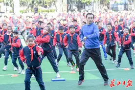 课间跳起健美操，小学生争着上台当“领操员”图片
