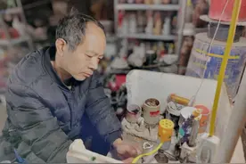长葛市“酒瓶哥”让酒瓶变花瓶图片