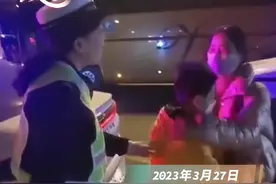 孩子跟妈妈爬泰山走丢，交警喊话焦急妈妈：放心，孩子跟我们在一起图片