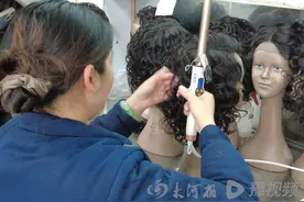 挂耳染、假马尾、刘海发片……这届年轻人“盯”上了假发图片
